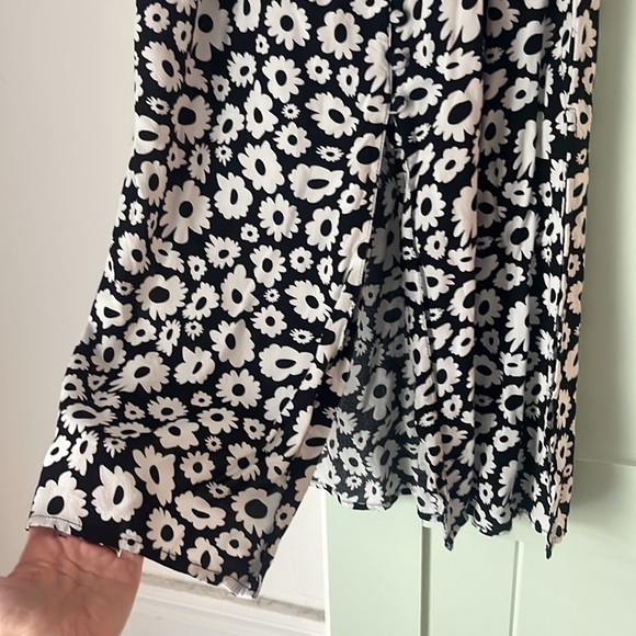 ASOS Design Black and White Retro Y2K Style Floral Button Front Midi Skirt - 4 - Picture 5 of 7